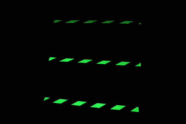 Bande antid&eacute;rapante Glow in the Dark 25 mm Ray&eacute;e noir glow